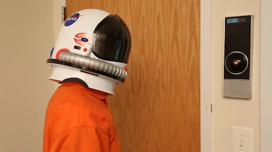 Vďaka tejto replike v životnej veľkosti HAL 9000 [Video] sa teraz môžete uzamknúť mimo domu.