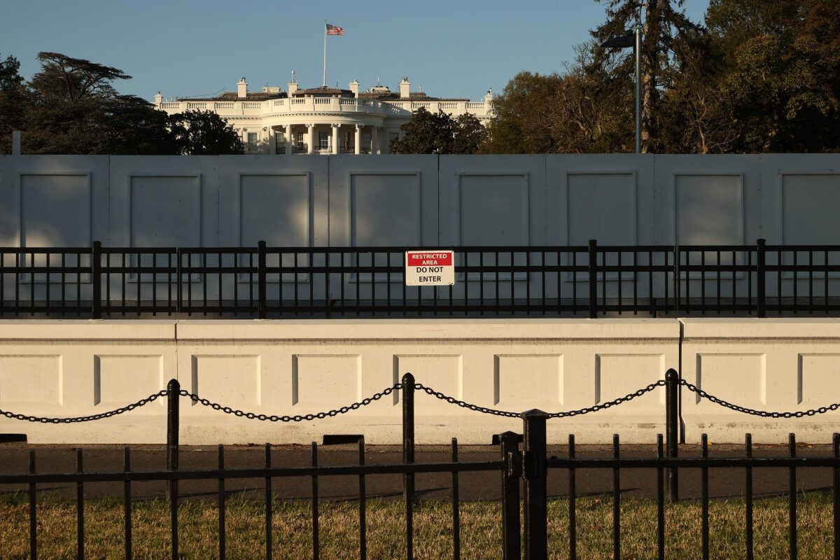 Trump Memerintahkan Dinding Non-Scalable Di Sekitar Gedung Putih Karena Dia Pria Kecil yang Takut