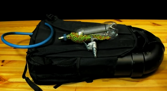 Accrochez votre pistolet Airsoft DIY entièrement automatique à un sac à dos de style lance-flammes DIY, ou tirez-le à la main