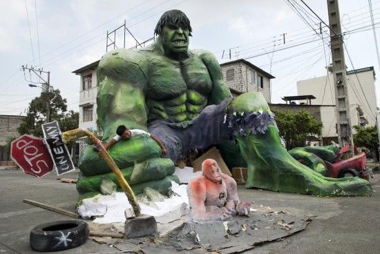 Bu Dev Kağıt El Sanatları Hulk Heykeli Harikaydı Ve Sonra Ateşe Yakıldı