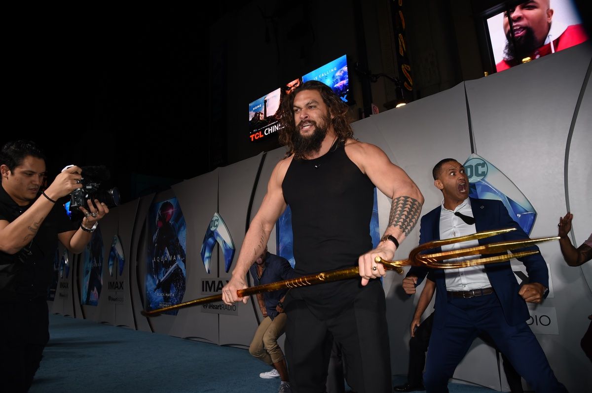 Jason Momoa leder Haka vid Aquaman Blue Carpet Event