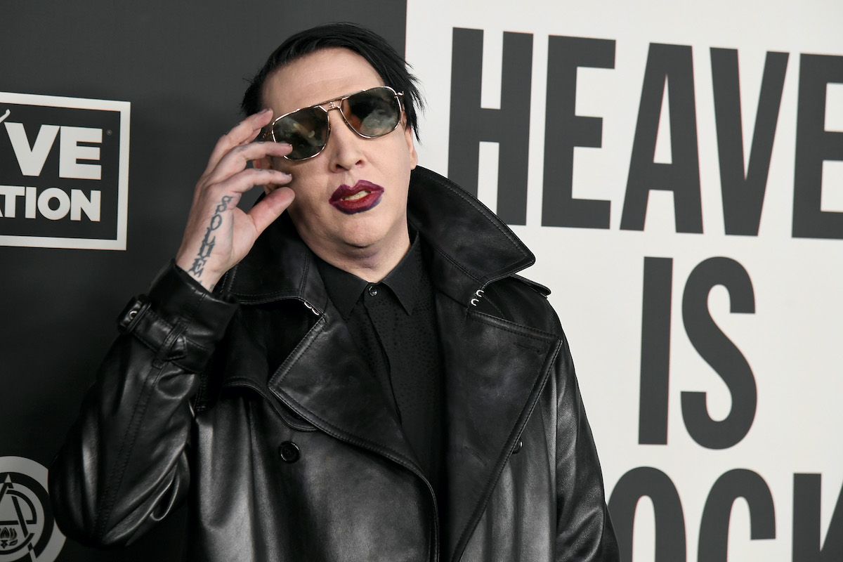 Marilyn Manson het 'n aktiewe lasbrief vir die aanranding van 'n videograaf tydens 'n konsert