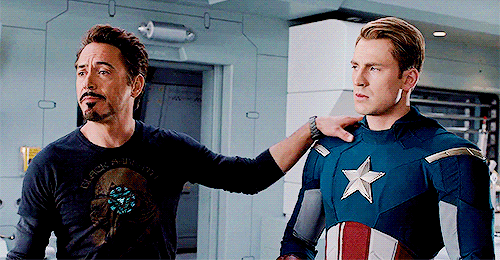 Capitán América golpea a Iron Man
