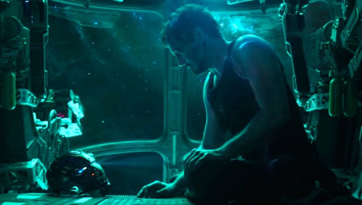 Robert Downey Jr. como Tony Stark perdido en el espacio, hablando con su máscara de Iron Man en el tráiler de Avengers: Endgame.