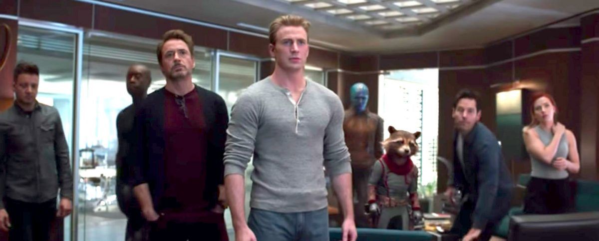 Kalan Avengers, Avengers: Endgame'de bir konferans odasında.