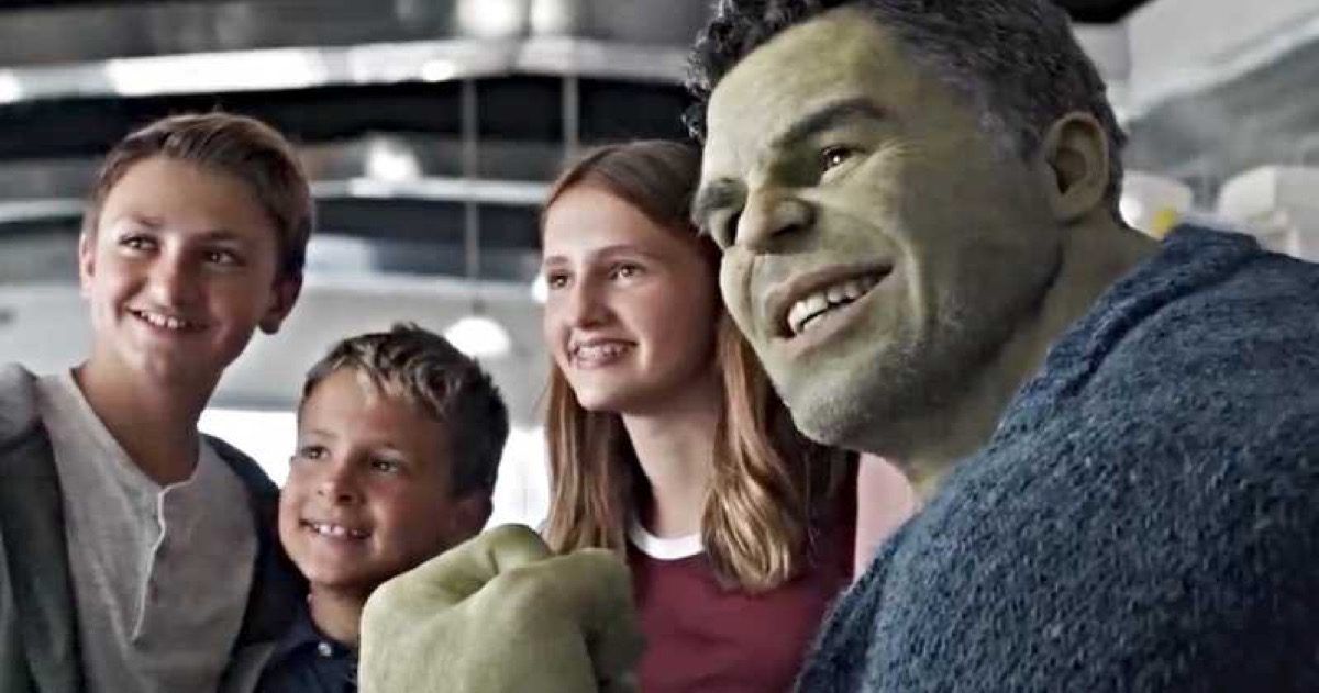 El profesor Hulk posa para una foto con niños en Marvel