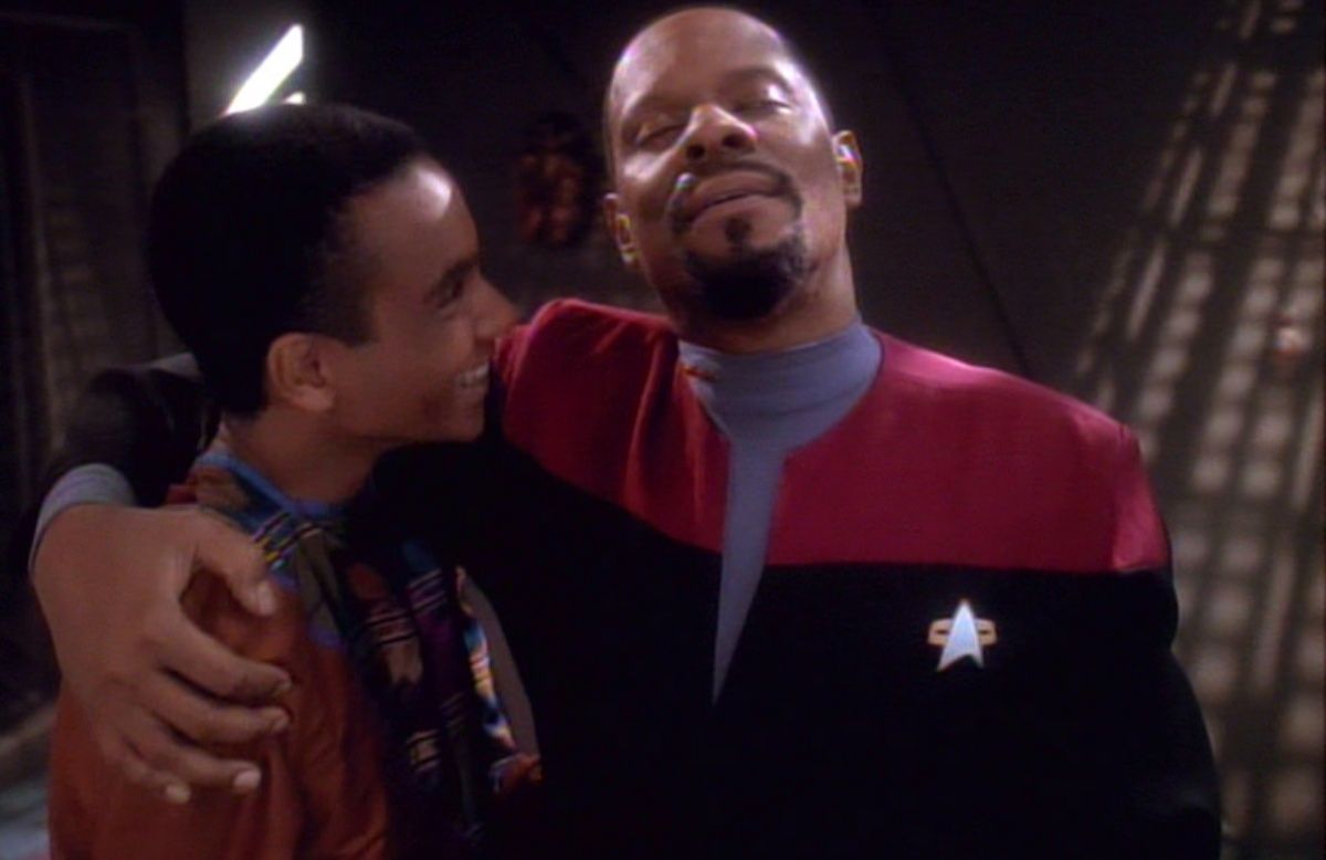 Avery Brooks ve Cirroc Lofton, Star Trek: Deep Space Nine'da Benjamin Sisko ve Jake Sisko olarak (1993)