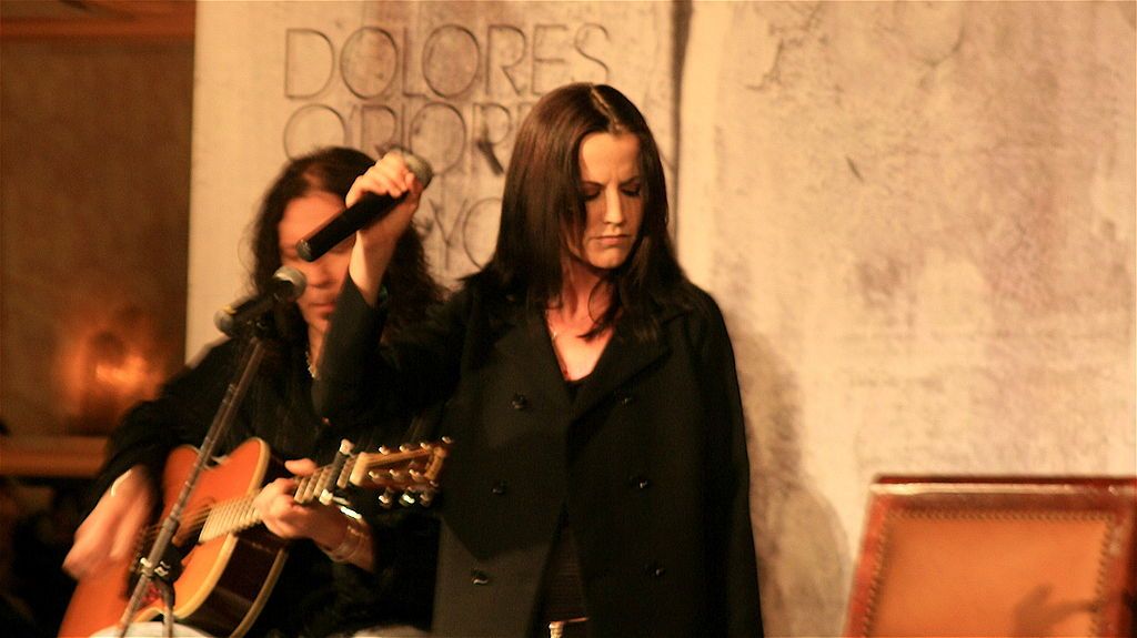 Լսեք Zombie- ի Cranberry- ի շապիկին `Dolores O’Riordan- ը, որը ցանկանում էր երգել