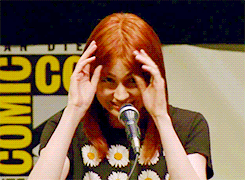 Karen Gillan tar bort peruk på Comic Con