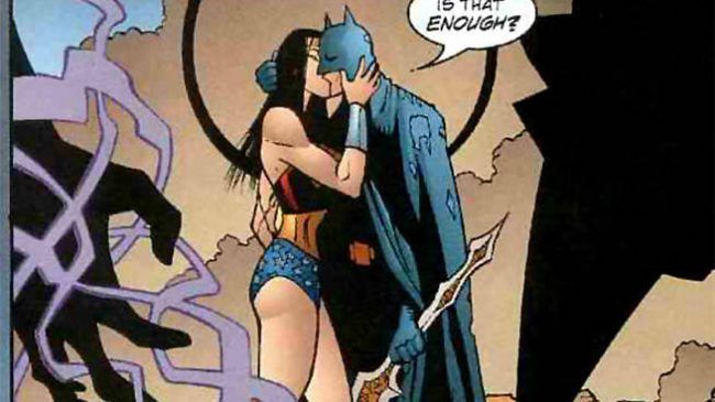 Бен Аффлек говорит, что между Чудо-женщиной и Бэтменом существует сексуальная напряженность в Лиге справедливости, и я только что пробил стену