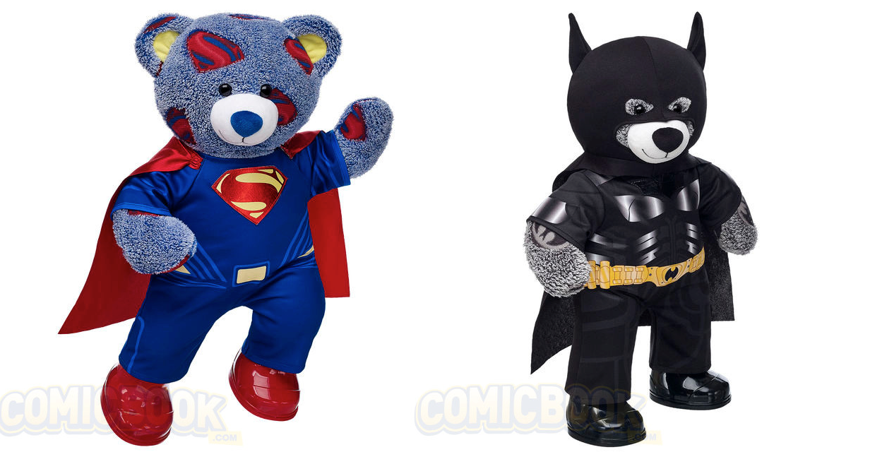 Wähle eine Seite mit den neuen Superman- und Batman-Bären von Build-A-Bear