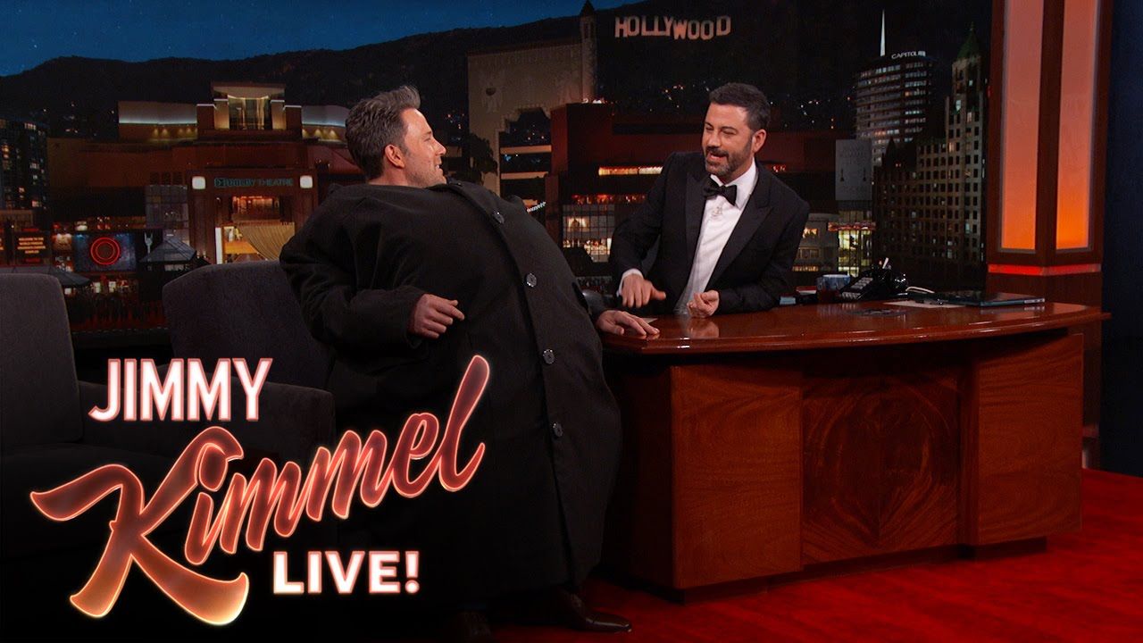 Matt Damon, Ben Affleck Vincent Adultman-Style ile Jimmy Kimmel Canlı Setine Gizlice Giriyor