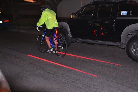چراغ ایمنی دوچرخه Xfire با دوز لیزر مسیر دوچرخه را برای شما ایجاد می کند