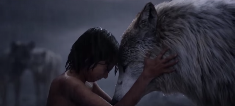   Mowgli con su madre loba en el libro de la selva de acción real