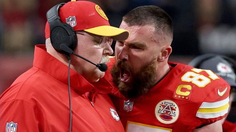   Travis Kelce gritándole al entrenador Andy Reid en el Super Bowl