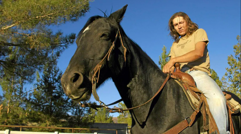   Un nativo americano moderno se sienta encima de un caballo en un fotograma del documental.'Reel Injun'