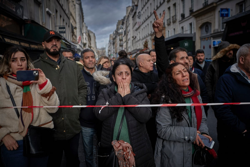 파리에서의 총격 사건이 테러로 평가되고 있다—수사관들은 '인종차별적 동기' 가능성을 배제하지 않고 있다