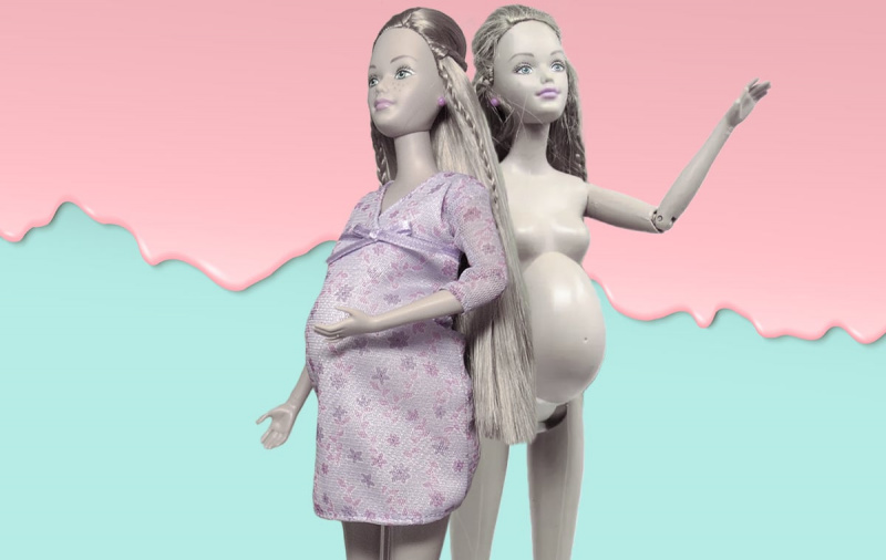   Poupées Midge enceintes désaturées - une habillée, une nue - sur fond rose et bleu
