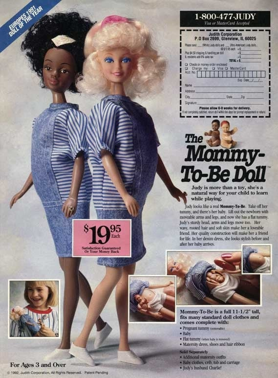   Une publicité vintage pour la poupée Judith Mommy-to-Be avec deux poupées enceintes, une noire et une blanche