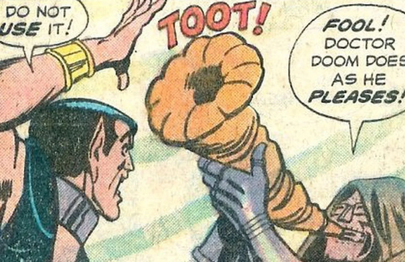   Panneau de bandes dessinées Marvel. Namor dit,"Do not use it!" and Doom replies, "Fool! Doctor Doom does as he pleases!" Doom blows a horn that says, "Toot!"