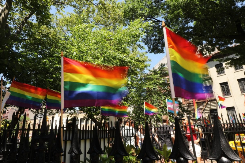   Заставе поноса дугиних боја вијоре се испред Стоунвол Ина док маса почиње да се окупља да прослави месец поноса 26. јуна 2019. у Њујорку. Хиљаде припадника ЛГБТК заједнице окупило се испред историјског геј бара у Гринич Вилиџу да прослави 50. годишњицу нереда у гостионици, коју многи сматрају рођењем модерног покрета за права хомосексуалаца у Америци. (Фотографија Спенцер Платт/Гетти Имагес)