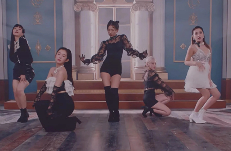   Red Velvet'in beş üyesinin (soldan sağa, Joy, Irene, Seulgi, Wendy ve Yeri) Psycho için yaptıkları müzik videosu sırasında çekilmiş bir fotoğrafı.