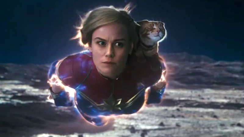  Moteris skrenda kosmose su kate ant nugaros'The Marvels.'