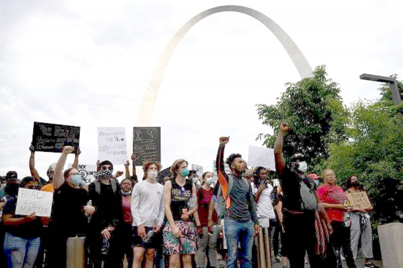   ResistSTL protestando frente al arco de St Louis