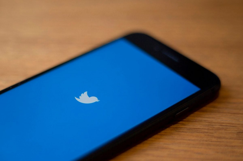  Le logo Twitter est visible sur un téléphone dans cette illustration photo à Washington, DC, le 10 juillet 2019. - Twitter s
