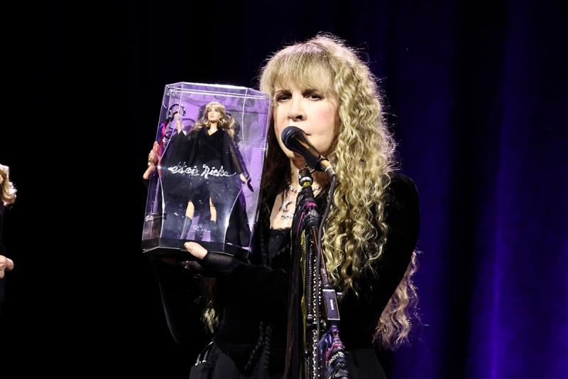  Stevie Nicks odkrywa lalkę Barbie wzorowaną na jej podobieństwie podczas występu w Nowym Jorku