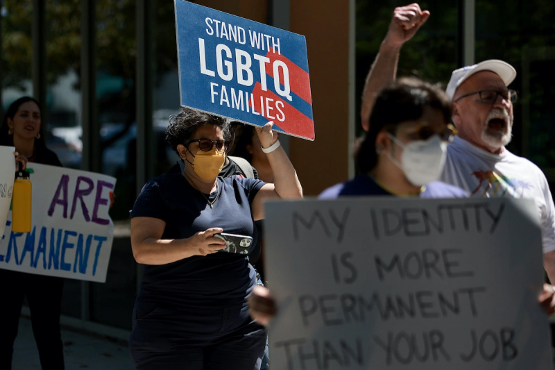 Un experto en extremismo explica por qué los fanáticos anti-LGBTQ usan la retórica de 'groomer