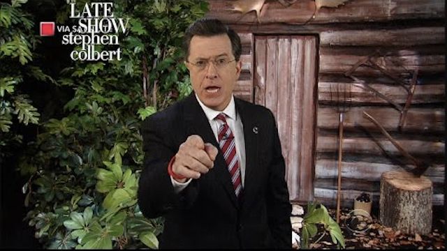 Kyk hoe Stephen Colbert voorgee dat hy treur oor sy Papa Bear Bill O'Reilly