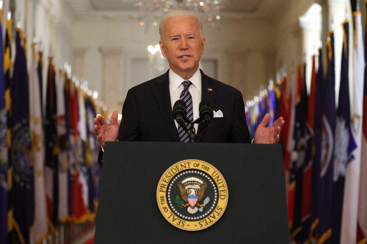 WASHINGTON, DC - 11. marca: Americký prezident Joe Biden hovorí, keď prednáša primát národu z miestnosti East v Bielom dome 11. marca 2021 vo Washingtone. Prezident Biden predniesol príhovor pri príležitosti výročia odstavenia z dôvodu pandémie COVID-19. (Foto: Alex Wong / Getty Images)