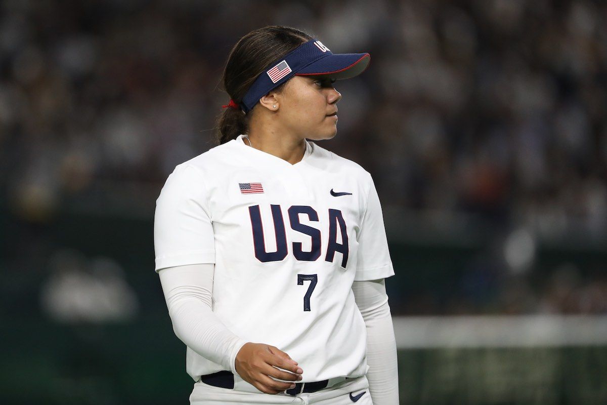 Amerika Birleşik Devletleri'nden Kelsey Stewart 7. bir Olimpiyat softbol maçı sırasında görünüyor
