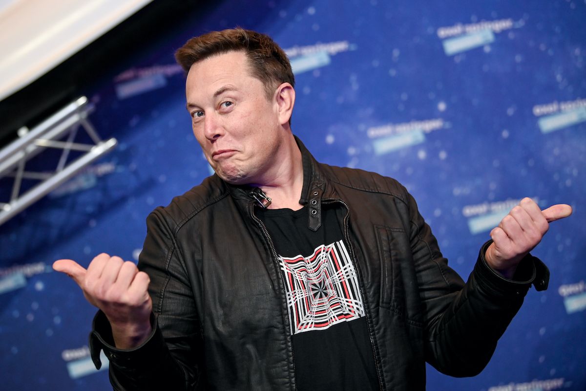 Elon Musk bir uzay etkinliğinde poz verdi