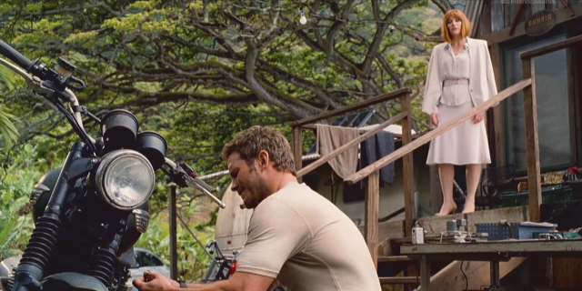 Colin Trevorrow กล่าวว่า Bryce Dallas Howard ยืนยันที่จะสวมส้นสูงใน Jurassic World