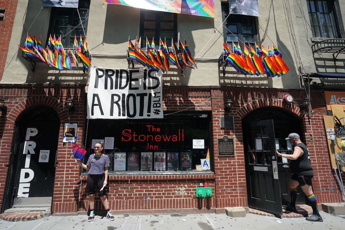 Stonewall Inn pruibisce e birre impregnate da l'ipocrisia d'Anheuser-Busch Questu Pride Weekend