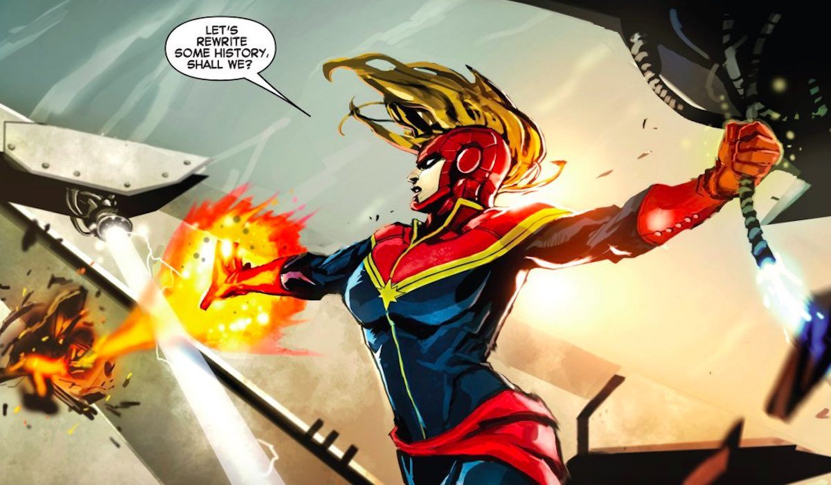 Kapitan Marvel strzelający energią i opowiadający w komiksach o zmieniającej się historii.