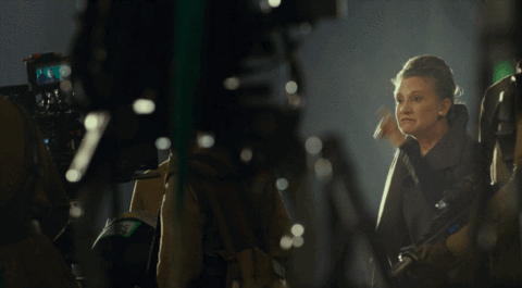 Giphy de Carrie Fisher faisant un salut sur le tournage de