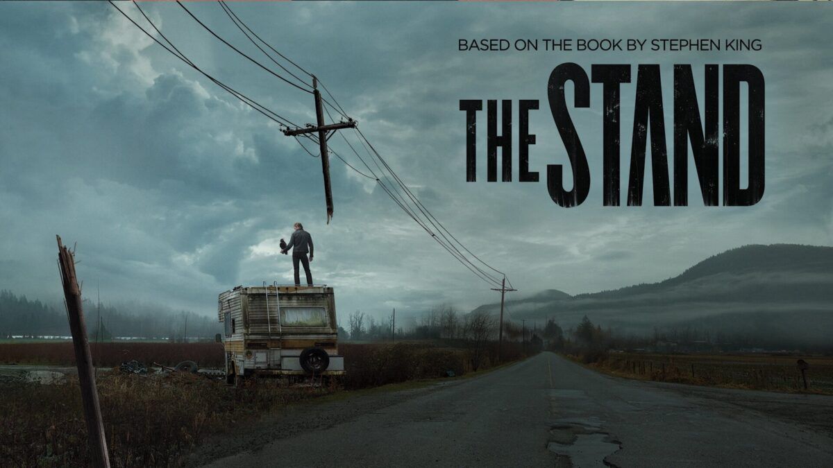 Imagem da adaptação da CBS The Stand de uma estrada e um trailer com um homem em pé.