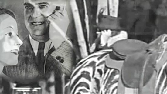 Charlie Chaplin Putnik kroz vrijeme najvjerojatnije samo koristeći slušni aparat