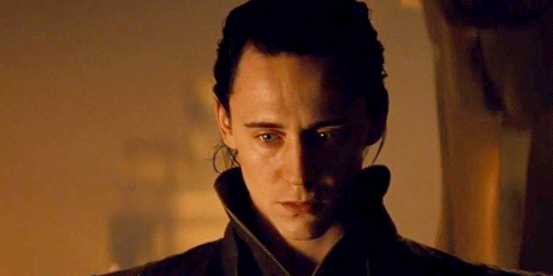 Tom Hiddleston mar Loki ann an Thor