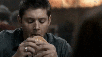 Dean Winchester aan het eten