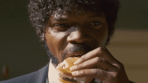 Samuel L Jackson mangeant un hamburger