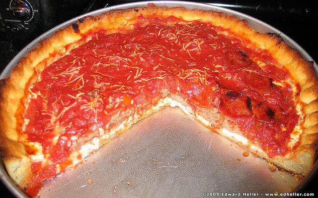 Bidh còcairean a ’socrachadh an deasbad domhainn mu mhias uair is uair: Chan e pizza a th’ ann am Chicago Pizza