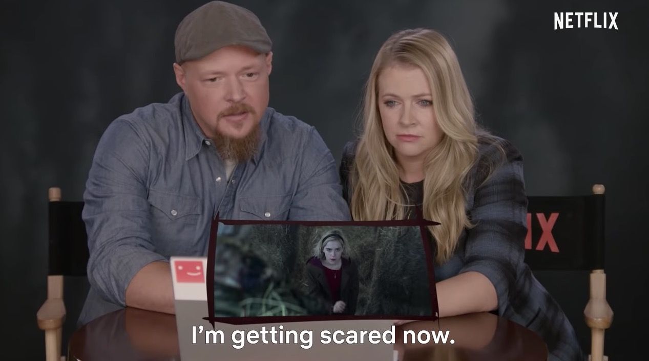 观看少女女巫萨布丽娜对 Netflix 令人毛骨悚然的冒险的反应
