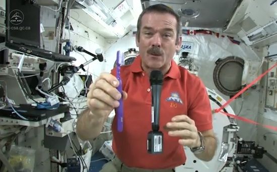 Chris Hadfield kaže, kako si umivati ​​zobe v vesolju [Video]