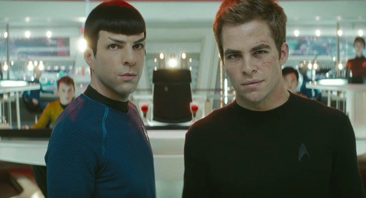 ספוק (זכרי קינטו) וקירק (כריס אורן) מתמודדים ראש עם הגורל ב'מסע בין כוכבים '.