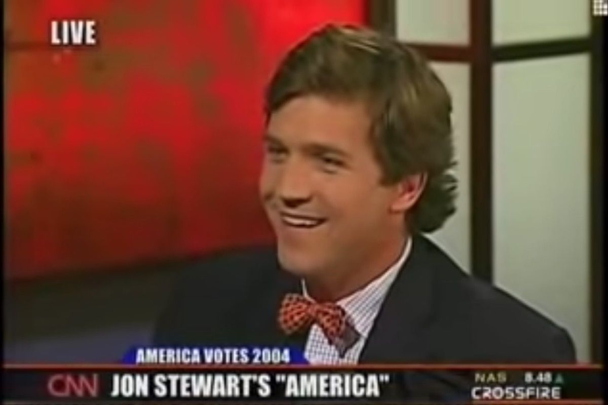 Tucker Carlson sonríe en un viejo clip de CNN sobre una lectura de chyron