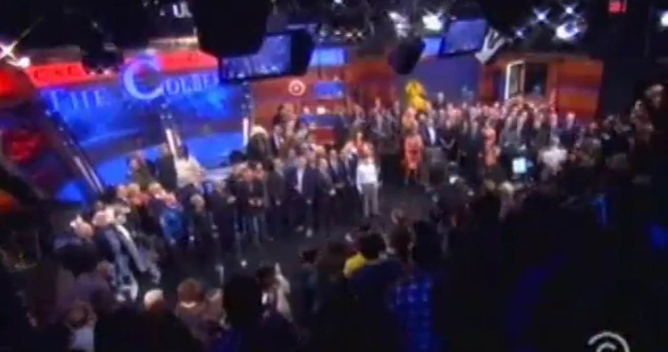 Assistir a um grupo de nerds emocionais cantando e nos encontraremos novamente no Perfect Colbert Report Finale
